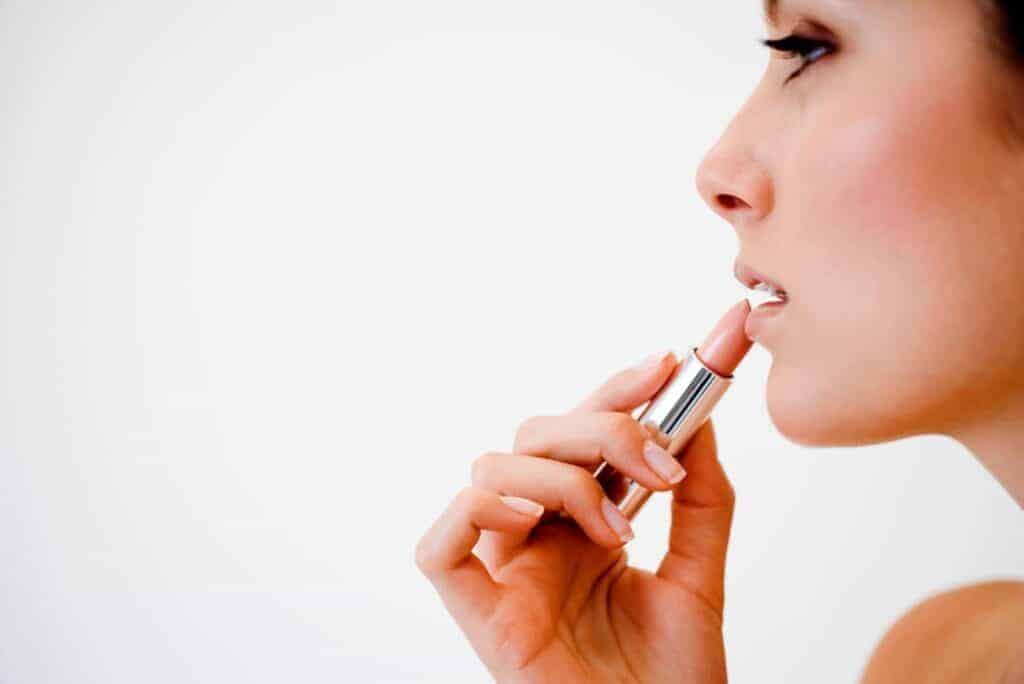 how to apply kjaer weiss lipstick